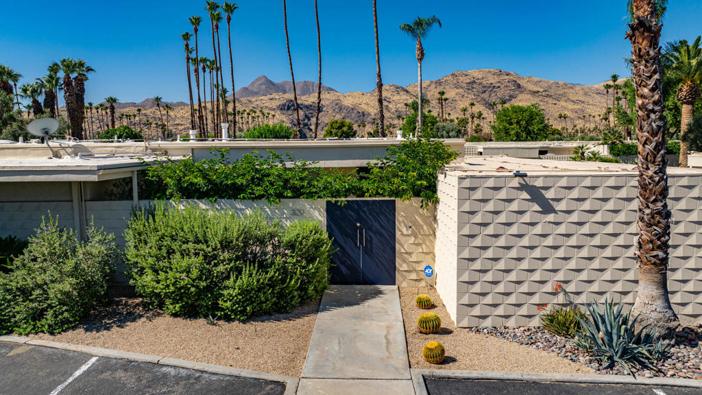 320 Desert Lakes Drive, Palm Springs, CA 92264