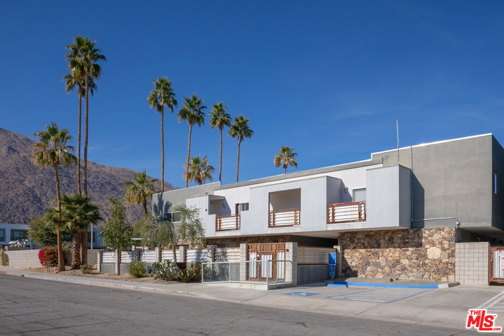 588 E San Lorenzo Road, Palm Springs, CA 92264