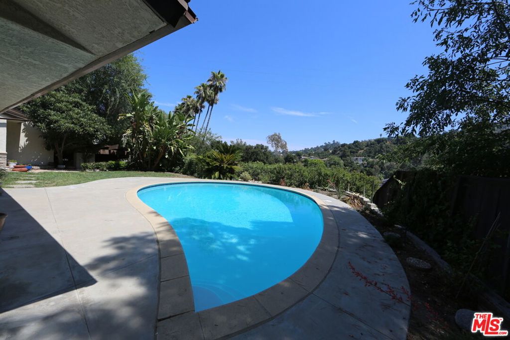 11045 Wrightwood Place, Studio City, CA 91604