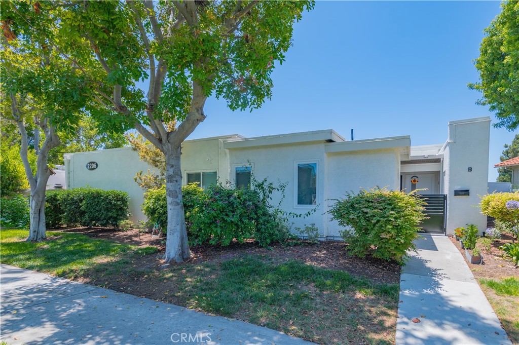 2206 Via Mariposa , #B, Laguna Woods, CA 92637