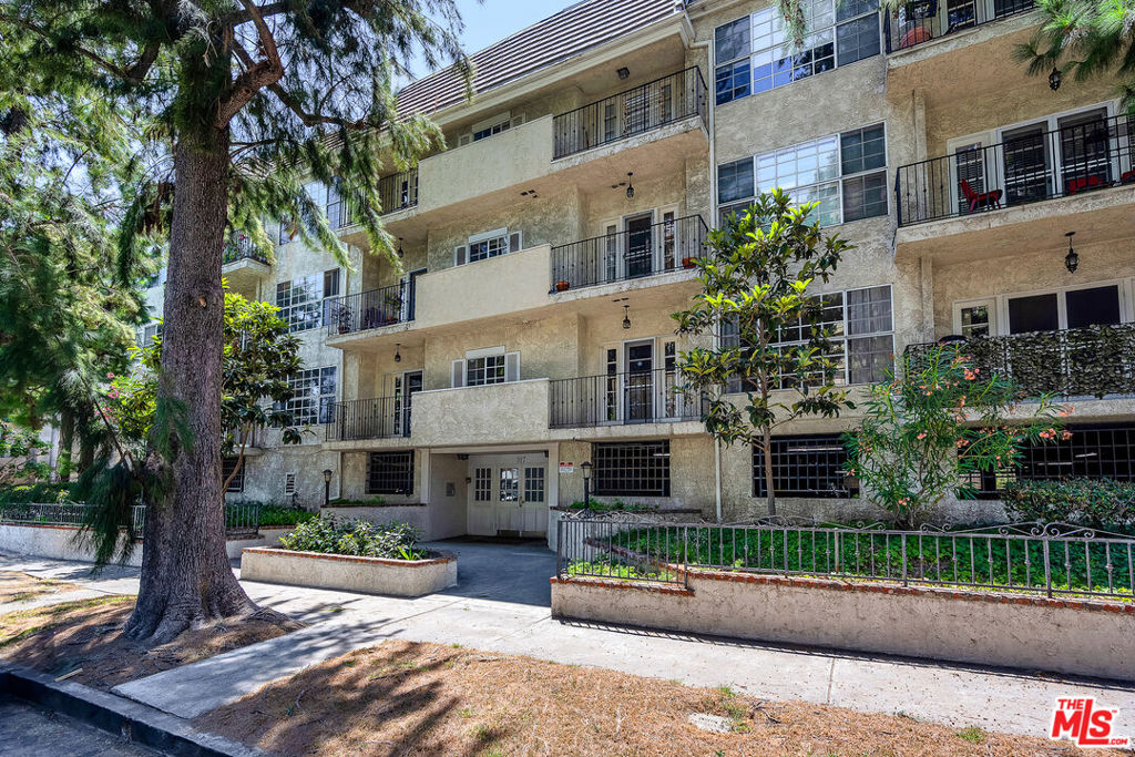 317 S S. Holt Avenue, #11, Los Angeles, CA 90048