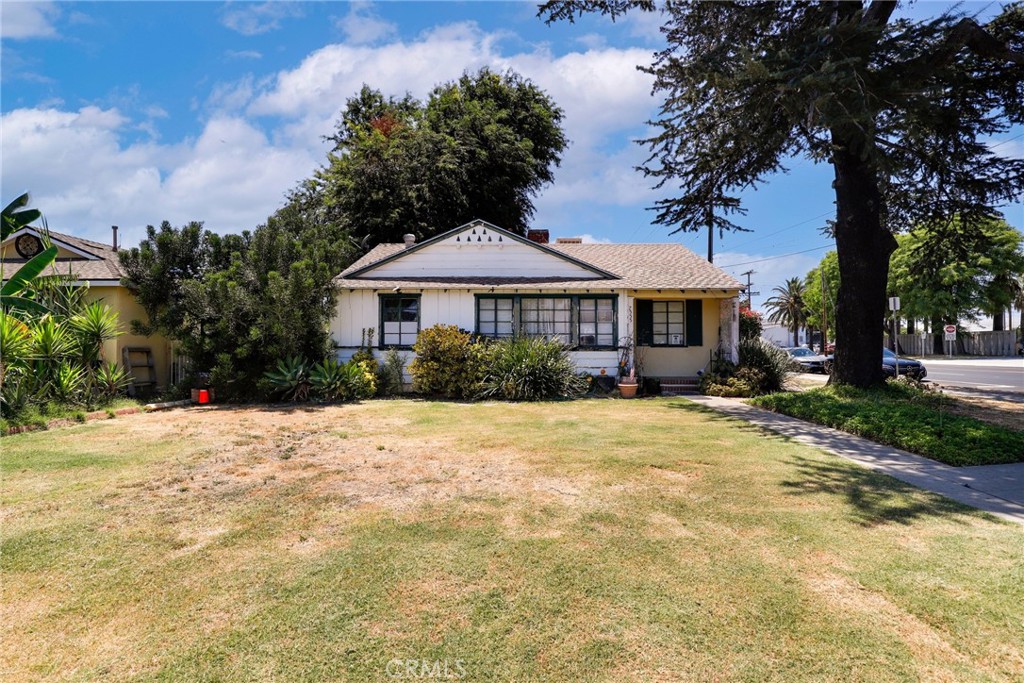 7555 Collett Avenue, Lake Balboa, CA 91406