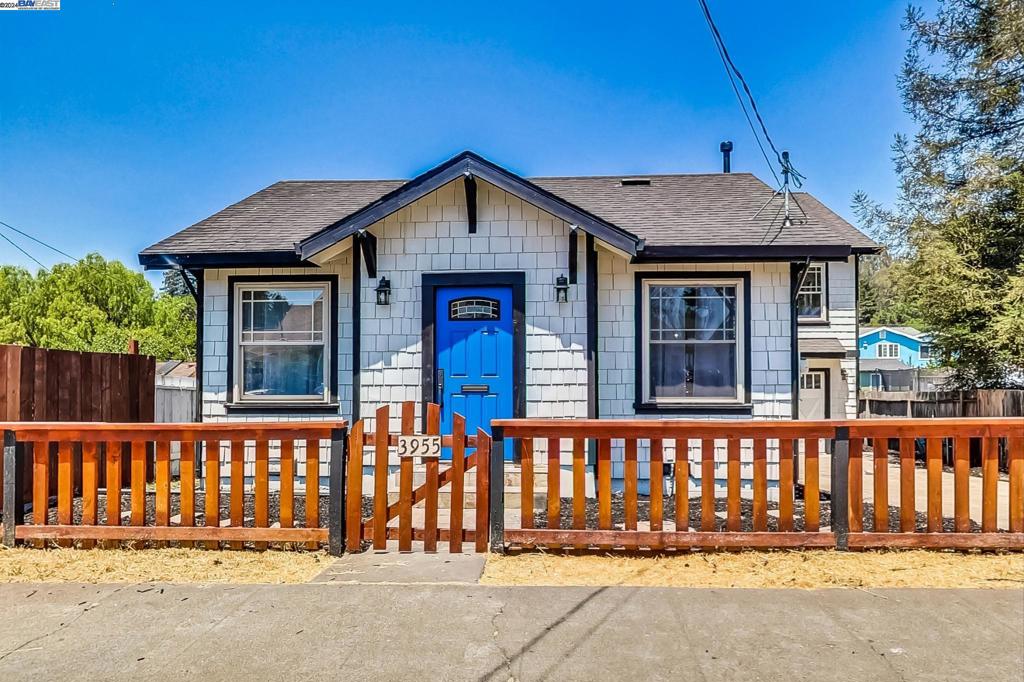 3955 Delmont Ave, Oakland, CA 94605