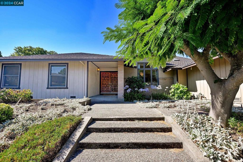 8 Silvia Ct, Moraga, CA 94556