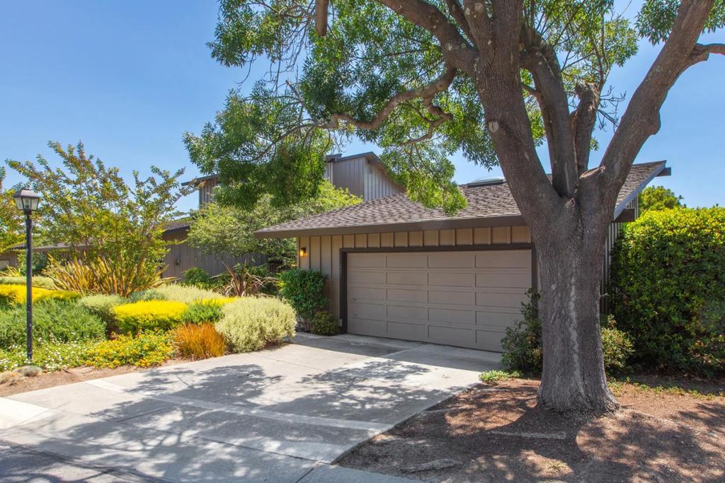 22 Hallmark Circle, Menlo Park, CA 94025