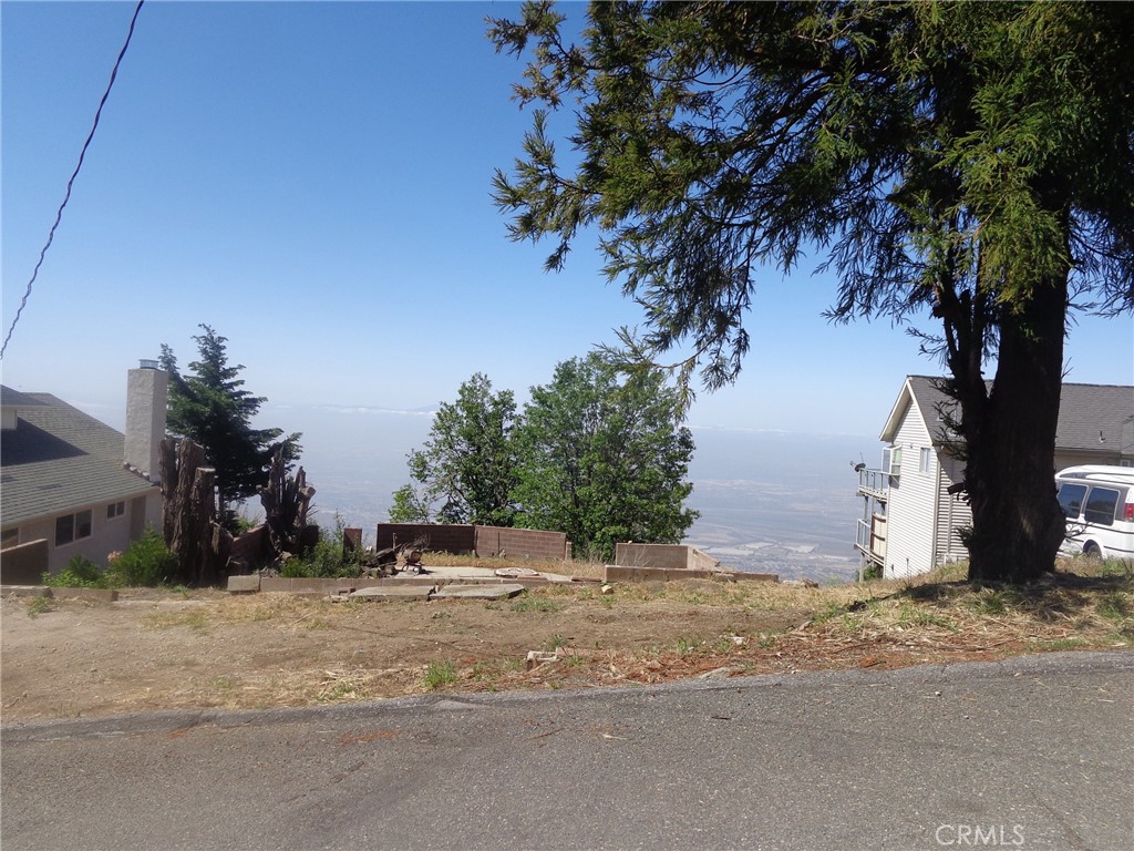 1025 Summit Drive, Crestline, CA 92325