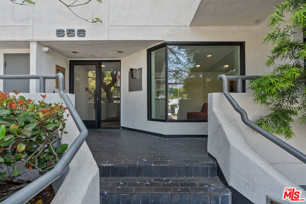 656 N West Knoll Drive, #202, West Hollywood, CA 90069