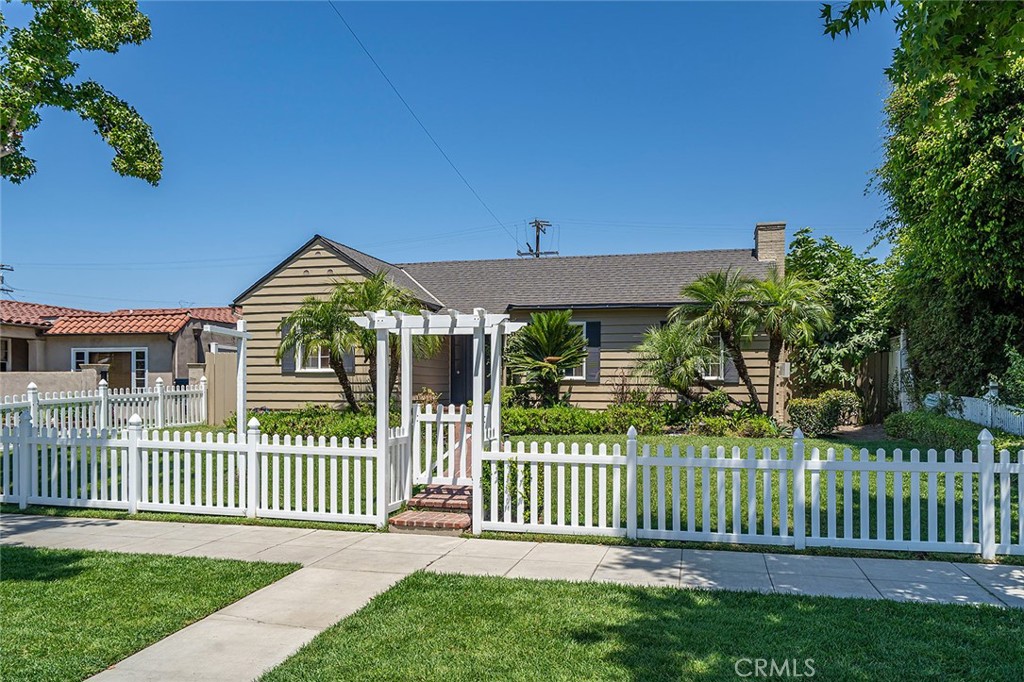 725 E Bixby Road, Long Beach, CA 90807