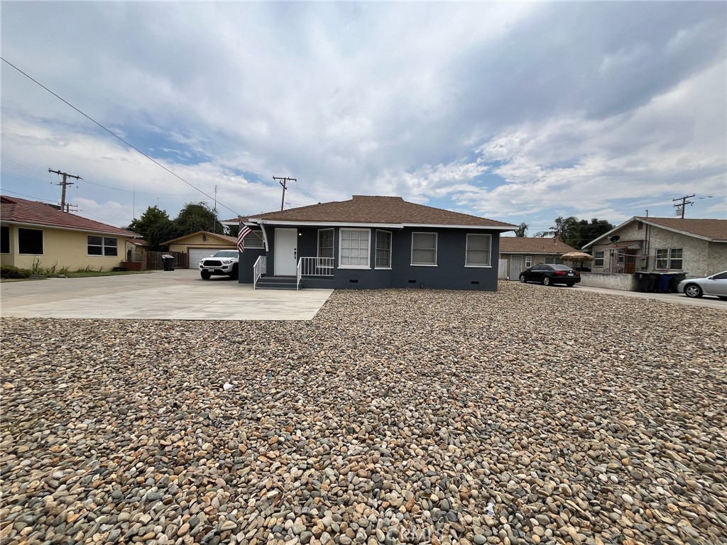 1483 E Bardsley Avenue, Tulare, CA 93274