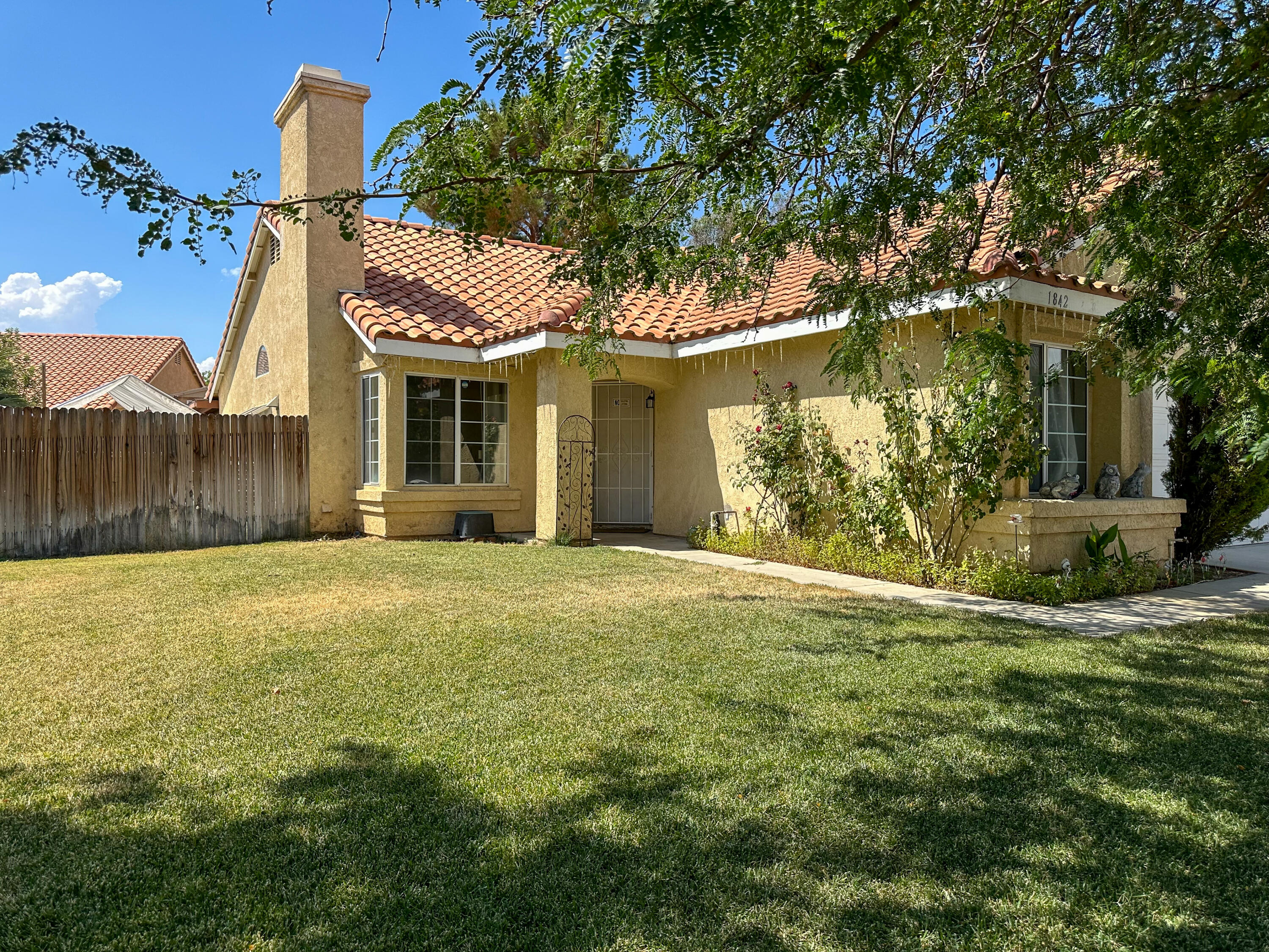 1842 Sierra View Ave, Lancaster, CA 93535