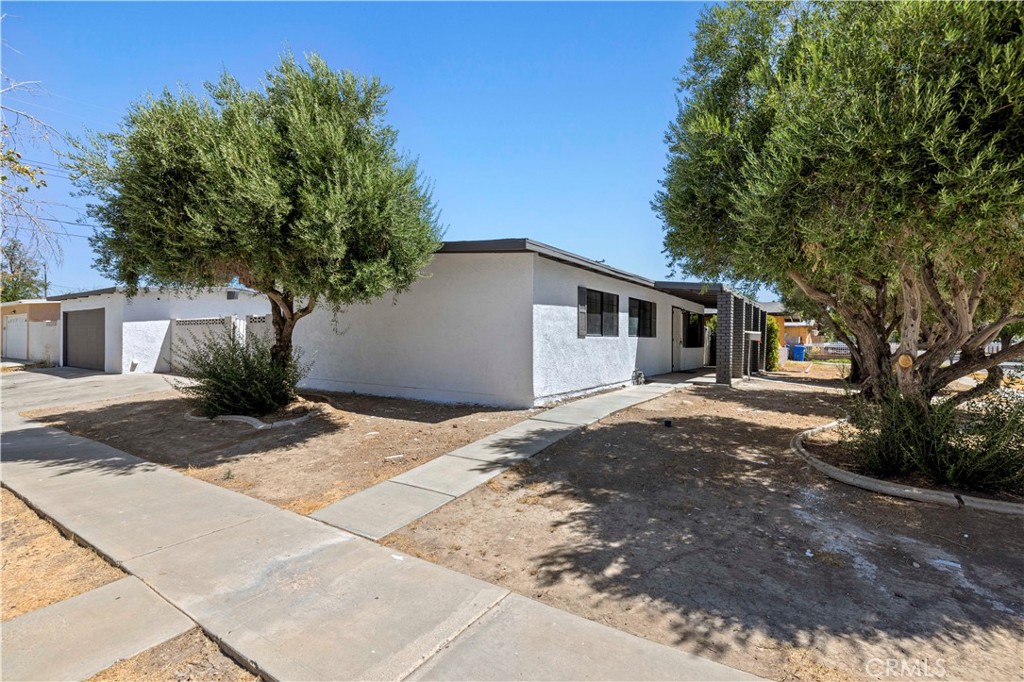 1047 W Avenue H6, Lancaster, CA 93534