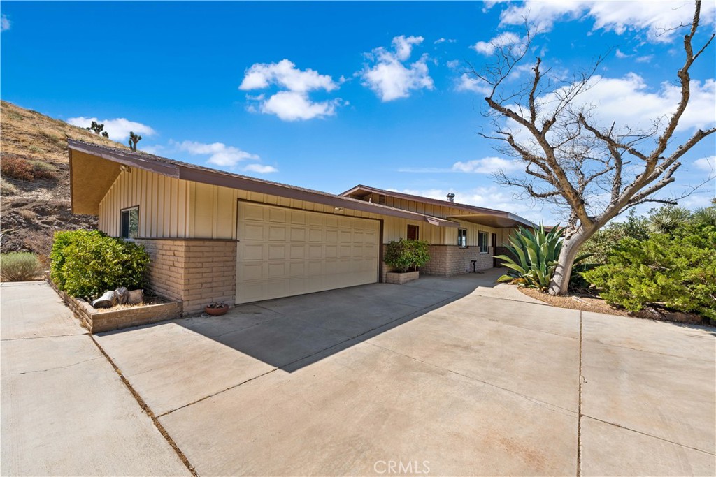 615 Lakeview Drive, Palmdale, CA 93551