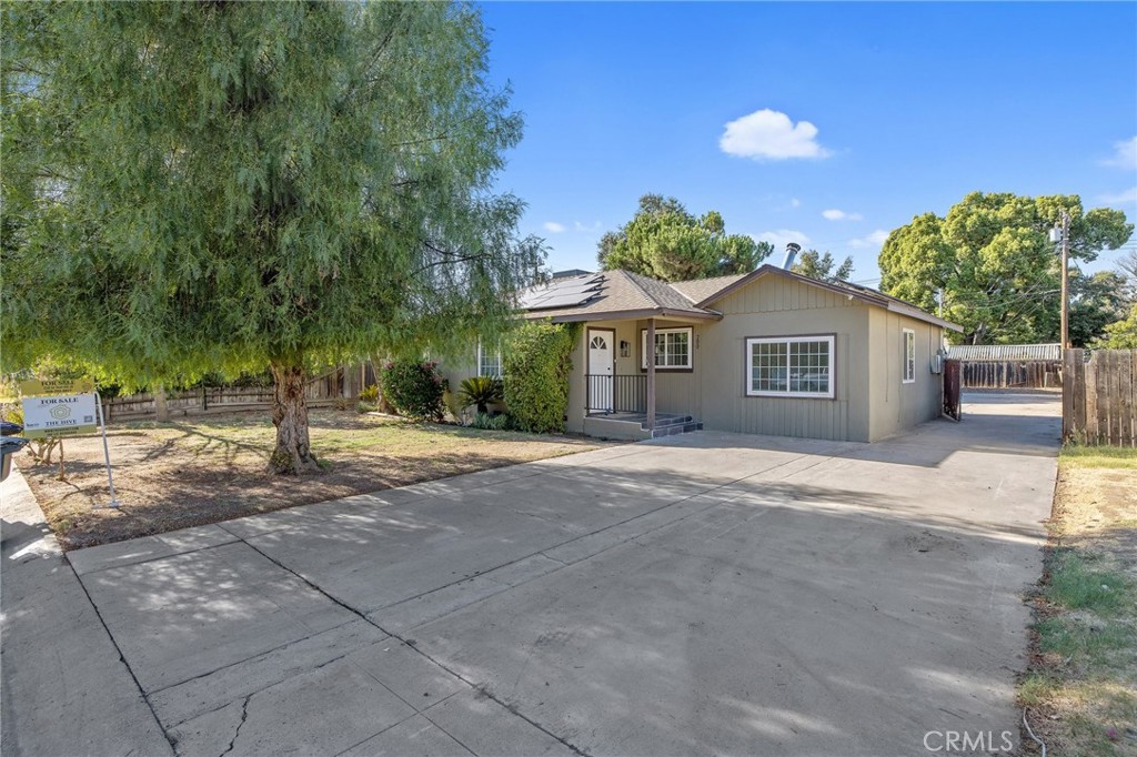 700 W Paradise Avenue, Visalia, CA 93277