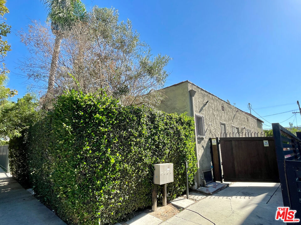 1152 N Sycamore Avenue, Los Angeles, CA 90038