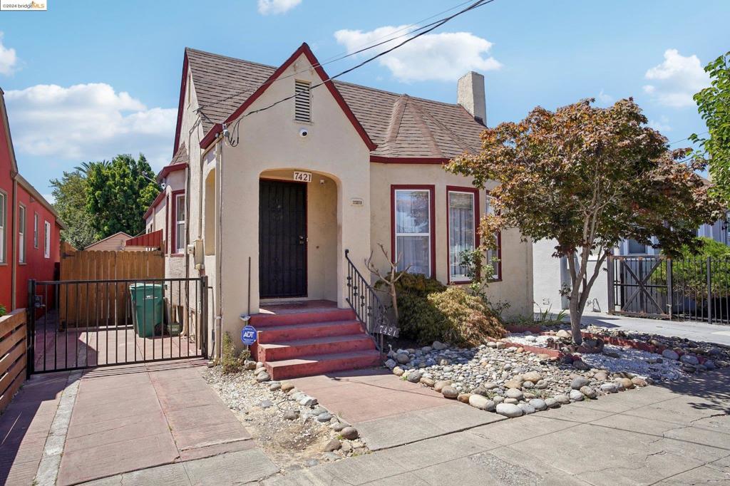 7421 Holly St, Oakland, CA 94621