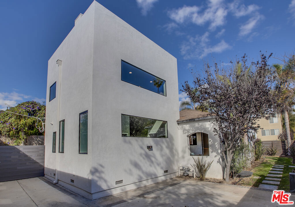 563 Vernon Avenue, Venice, CA 90291