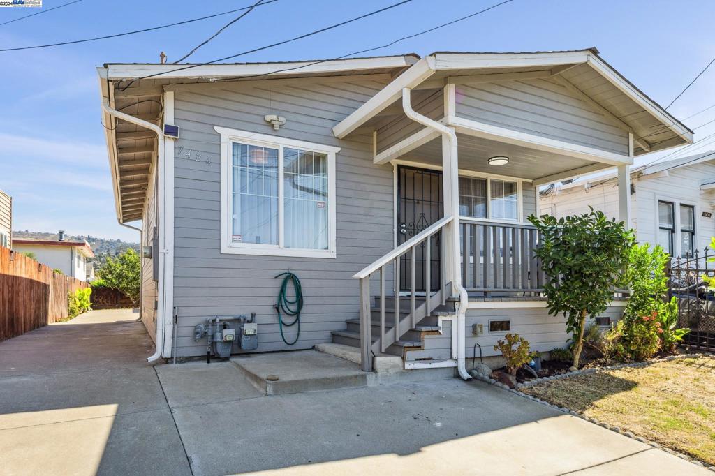 7424 Halliday Ave, Oakland, CA 94605