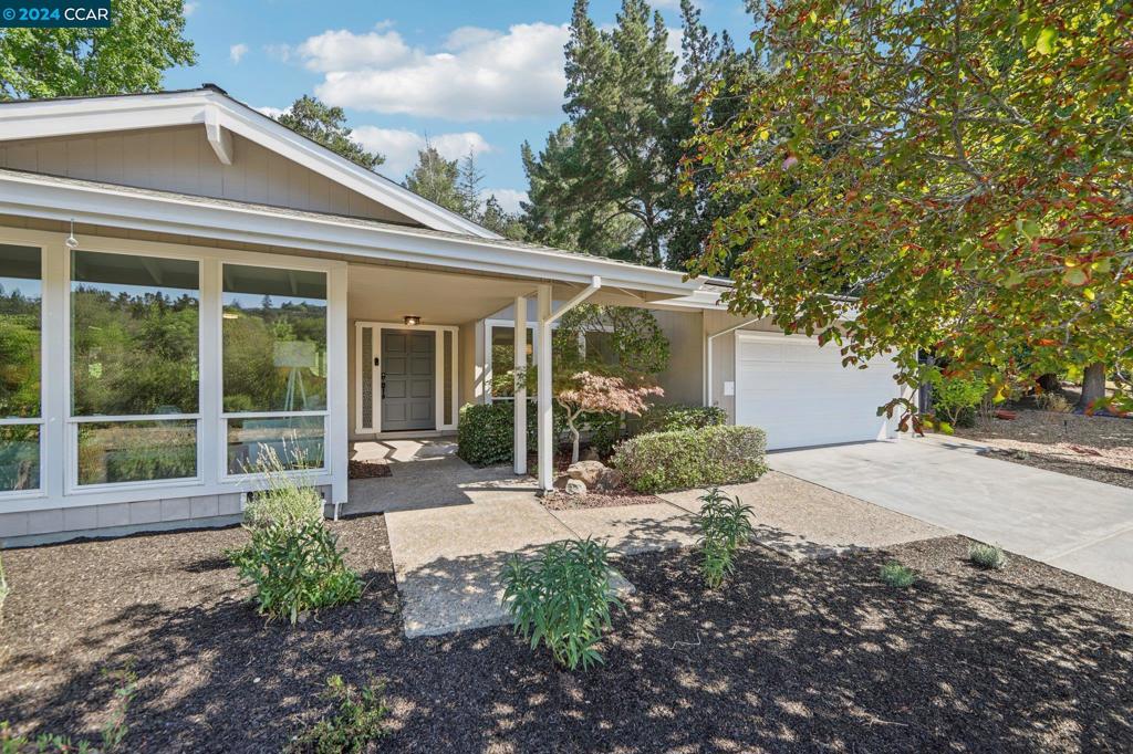 294 Fernwood Dr, Moraga, CA 94556