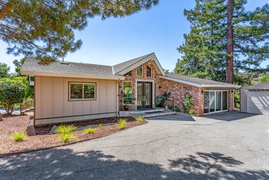 25915 Elena Road, Los Altos Hills, CA 94022