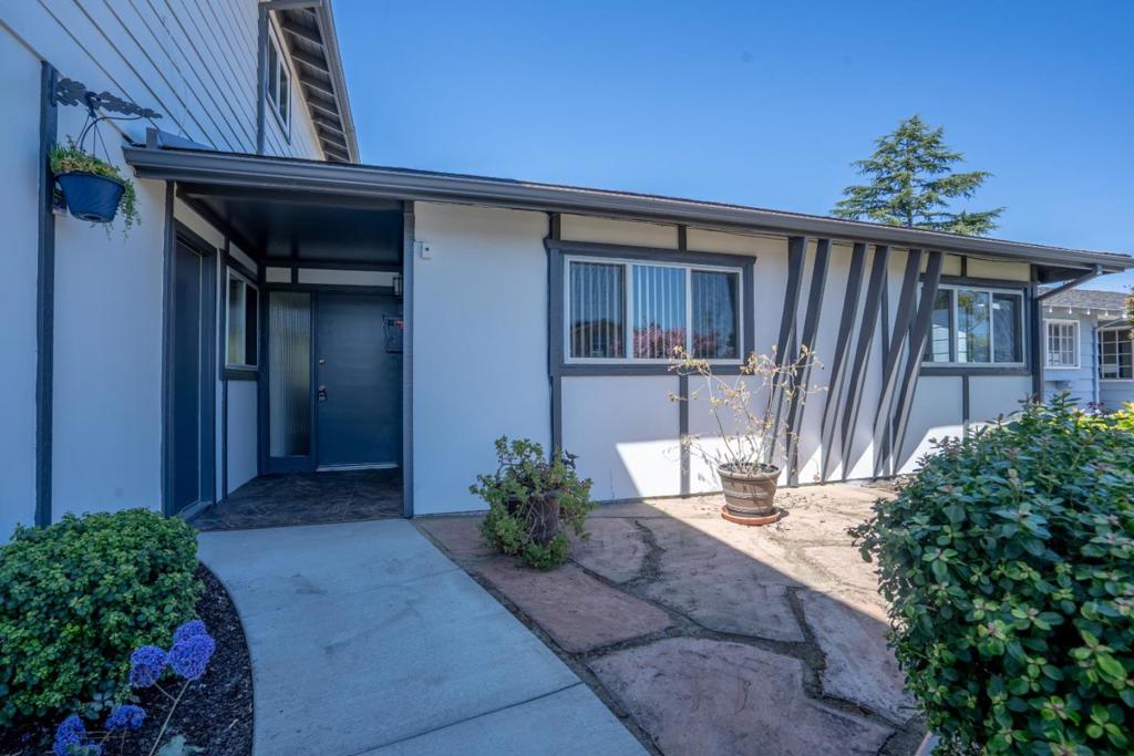 3292 Los Prados Street, San Mateo, CA 94403