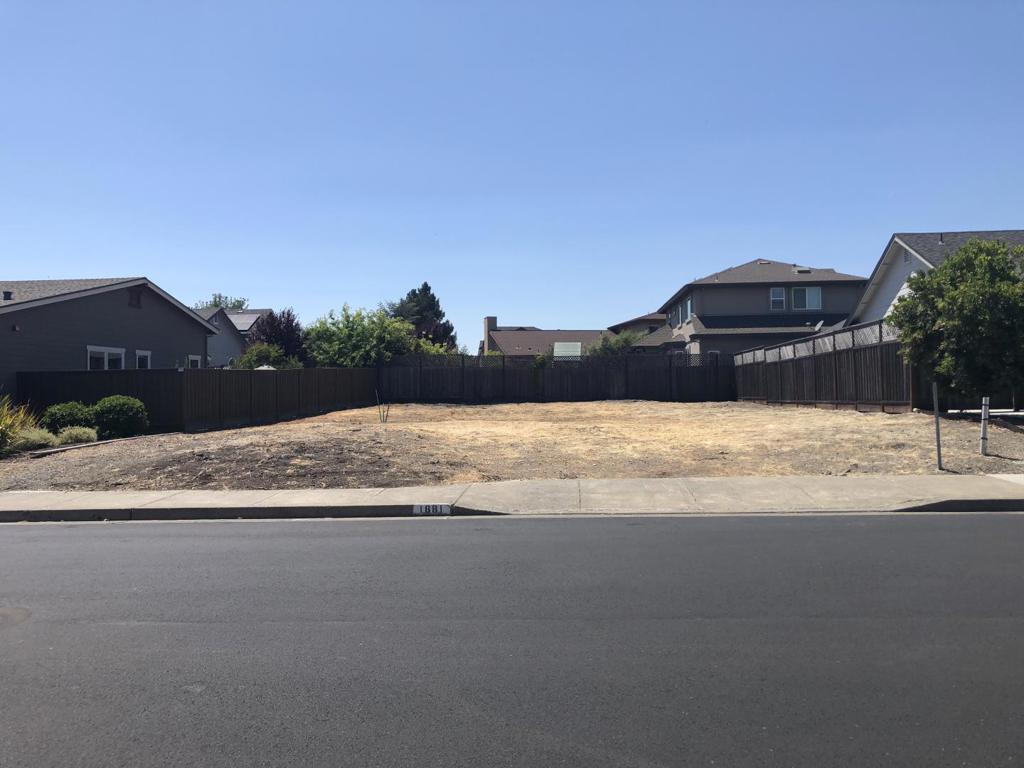 1881 Crimson Lane, Santa Rosa, CA 95403