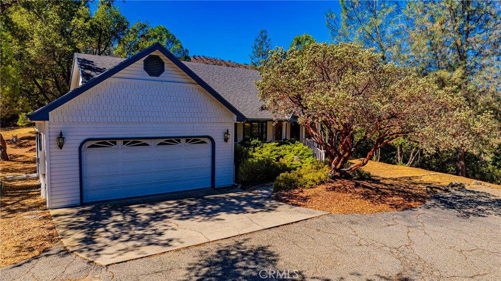 49764 Meadowwood Road, Oakhurst, CA 93644