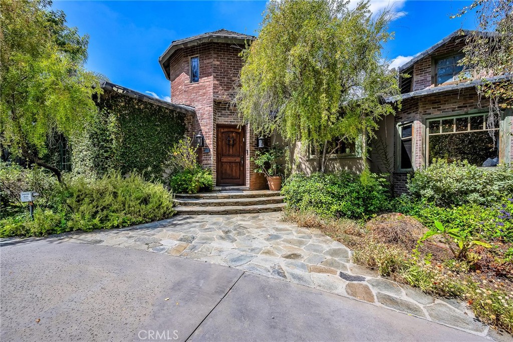 20111 Wells Drive, Woodland Hills, CA 91364