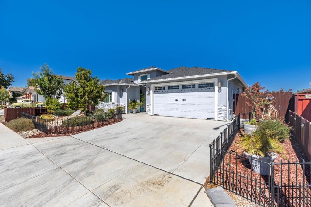 800 La Baig Drive, Hollister, CA 95023