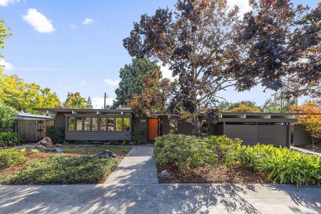 742 De Soto Drive, Palo Alto, CA 94303