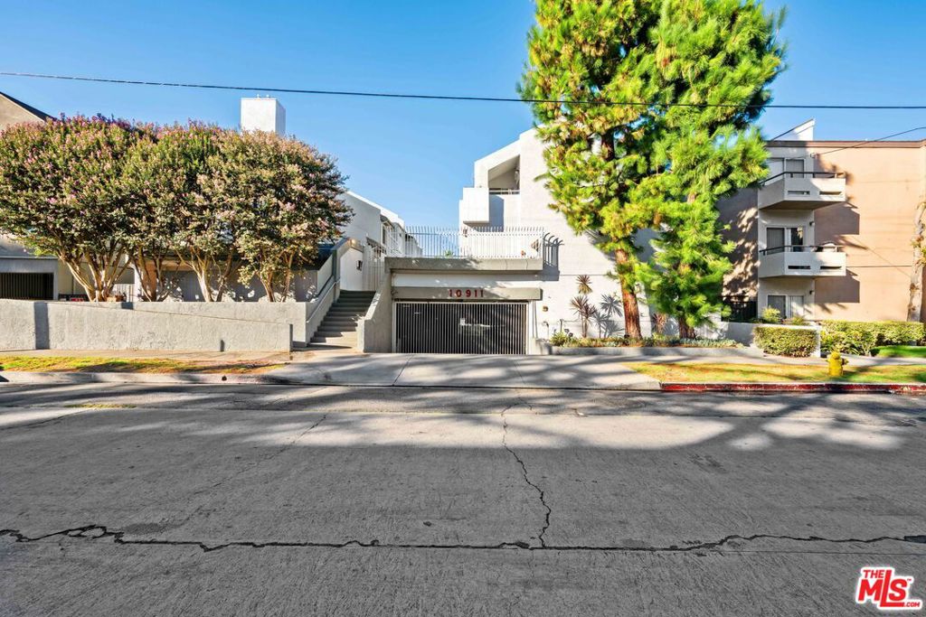 10911 Bluffside Drive, #18, Studio City, CA 91604