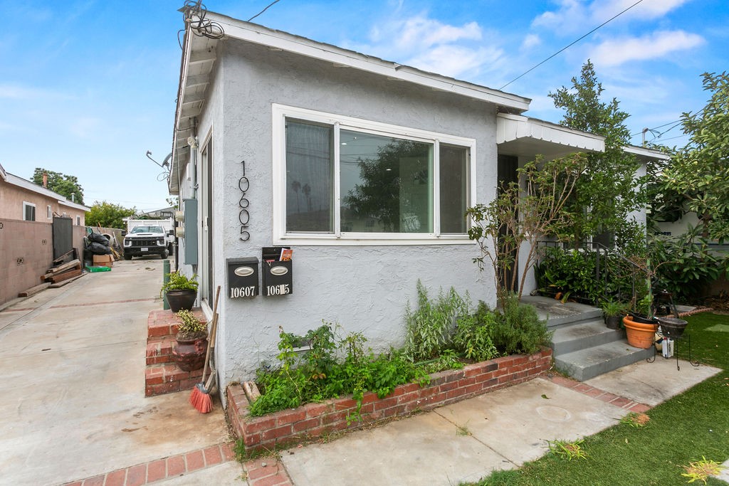 10605 S Burl Avenue, Inglewood, CA 90304