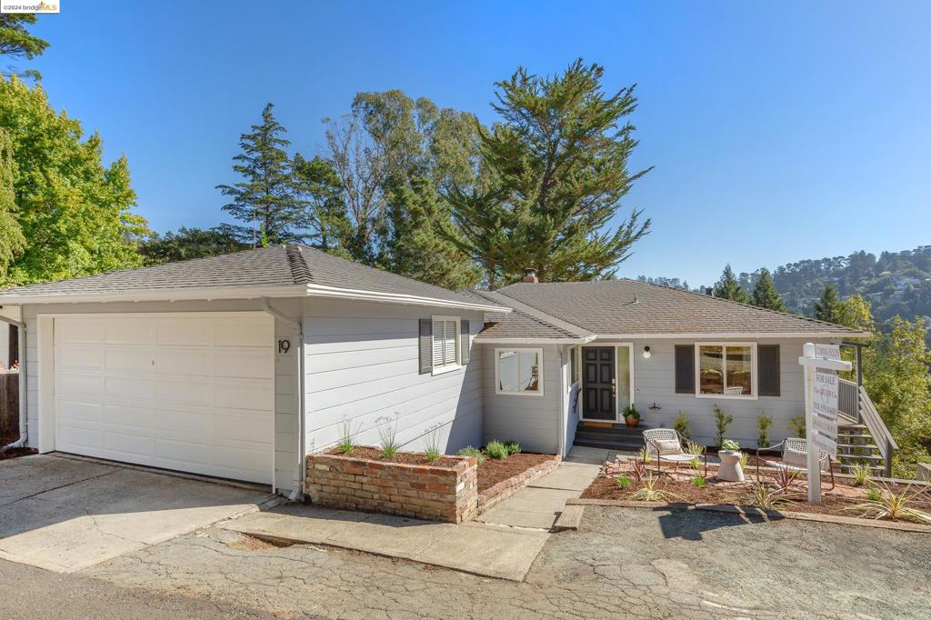 19 Homeglen Ln, Oakland, CA 94611