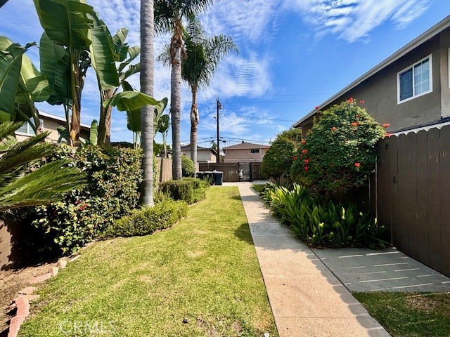 17102 Emerald Lane, #D, Huntington Beach, CA 92647