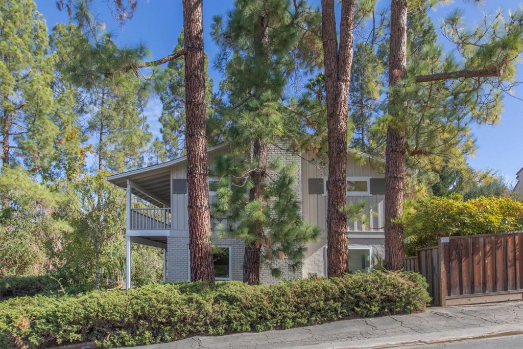 1055 Siskiyou Drive, Menlo Park, CA 94025