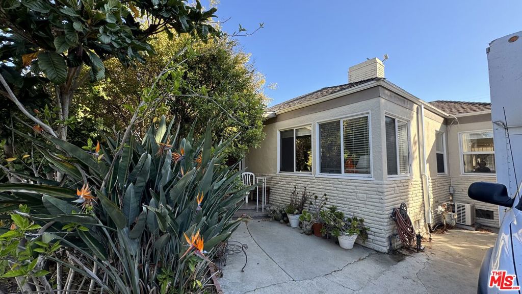 1742 Preuss Road, Los Angeles, CA 90035