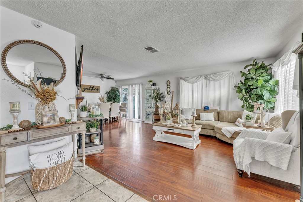 1230 S Cypress Avenue, #A | Similar Property Thumbnail 5