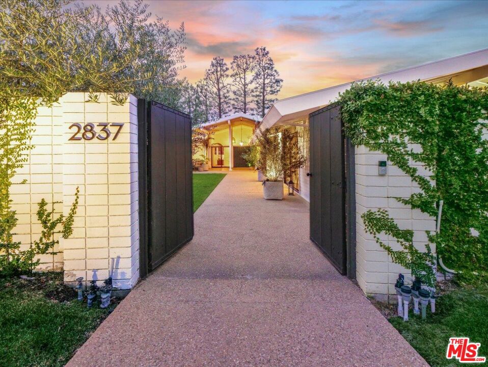 2837 Palos Verdes Drive West | Similar Property Thumbnail