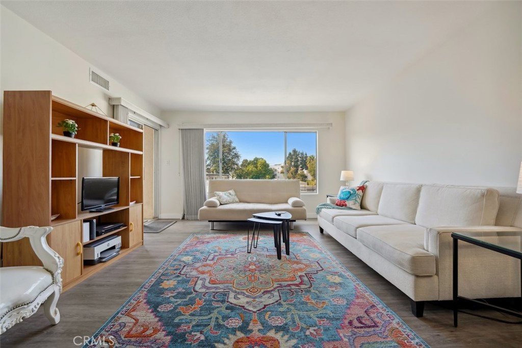 14335 Huston Street, #212, Sherman Oaks, CA 91423