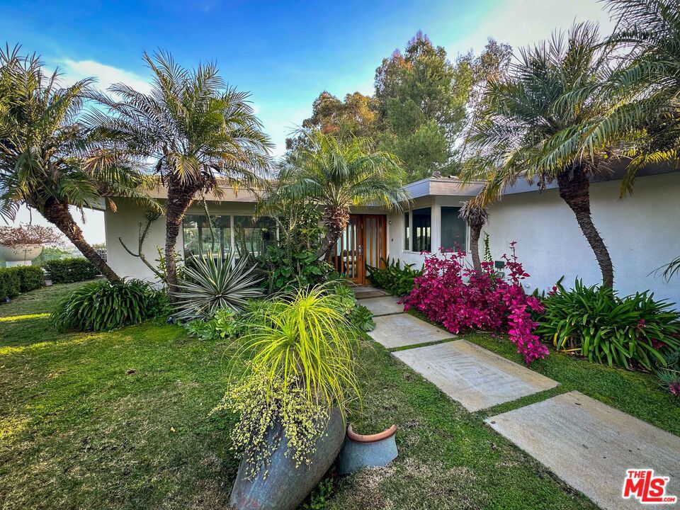 1000 Stradella Road, Los Angeles, CA 90077