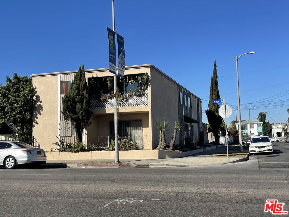 6275 Menlo Avenue, Los Angeles, CA 90044