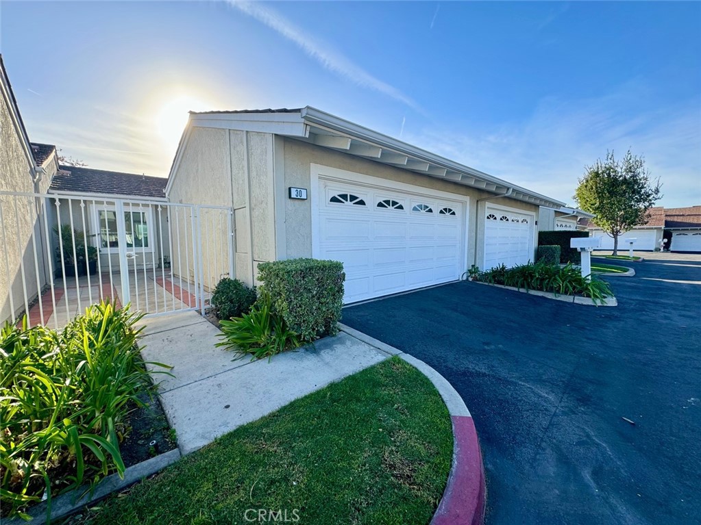 30 Acorn , #16, Irvine, CA 92604