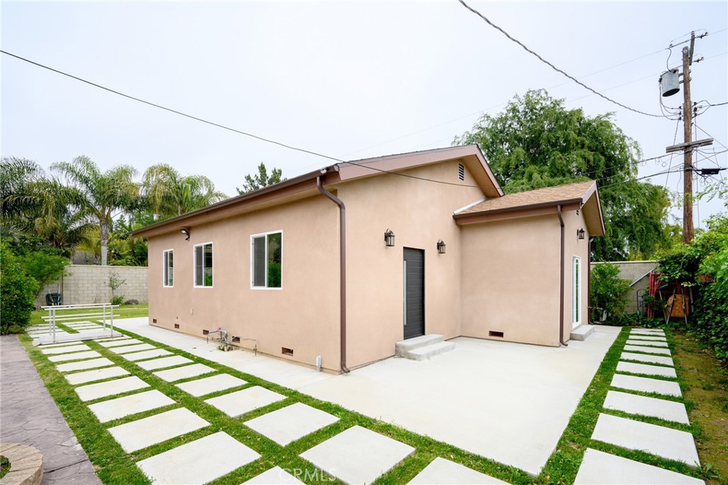 8806 Enfield Avenue | Similar Property Thumbnail