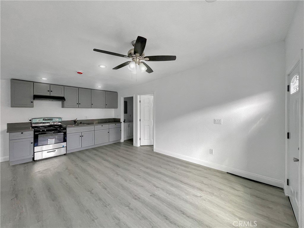 10407 3/4 S Hoover Street | Similar Property Thumbnail 7