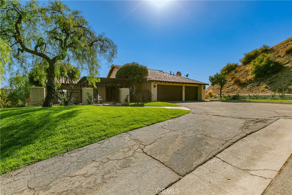 652 Robin Glen Drive, Glendale, CA 91202