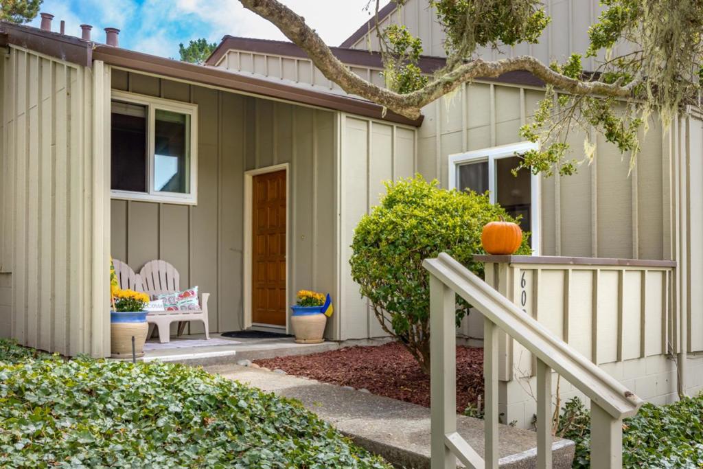 602 Acorn Court, Pacific Grove, CA 93950