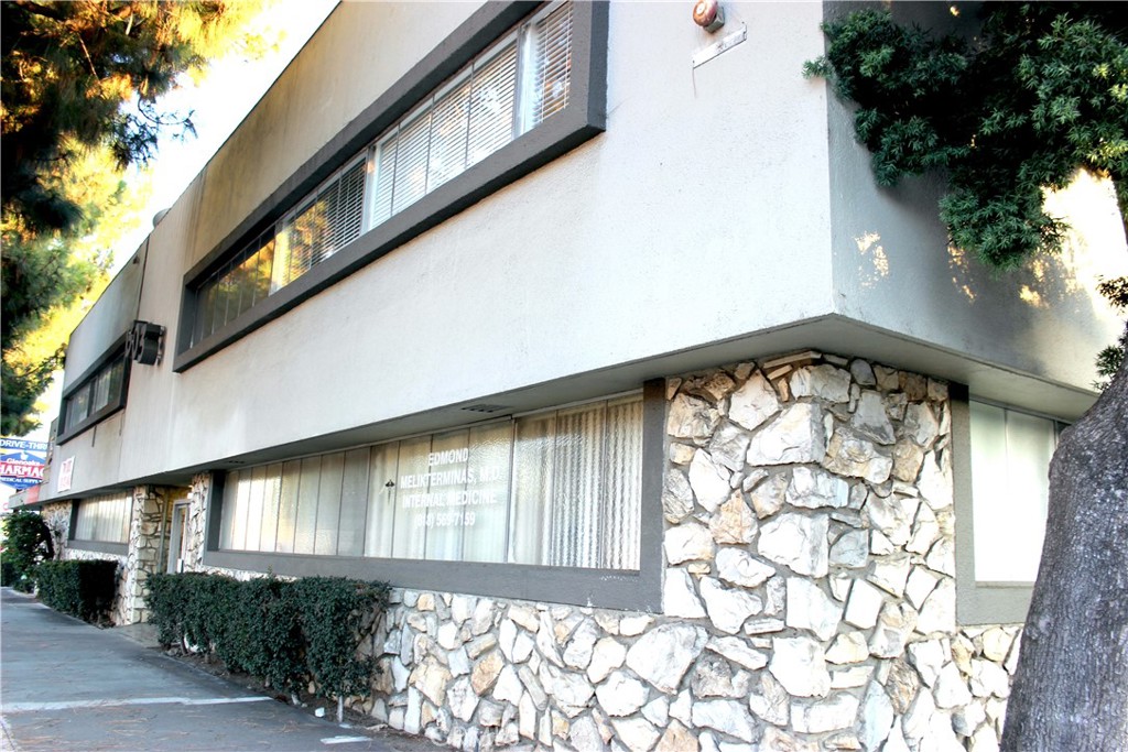 303 Glenoaks , #9 | Similar Property Thumbnail 4