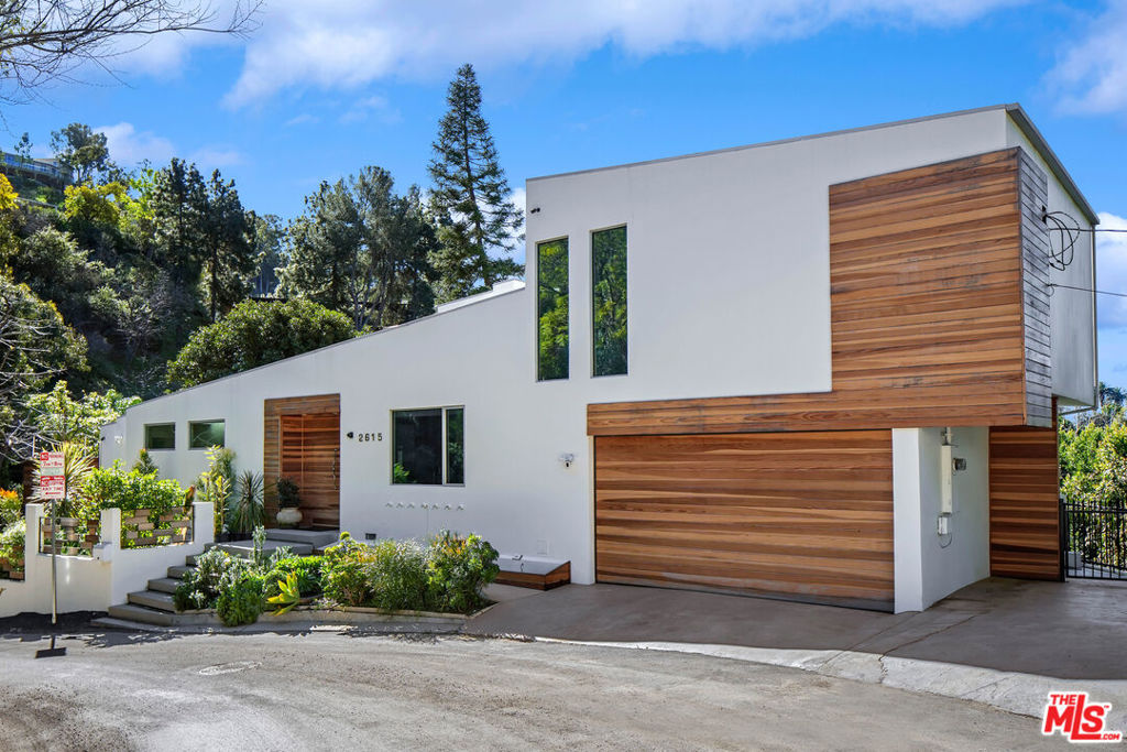 2615 La Cuesta Drive | Similar Property Thumbnail 3