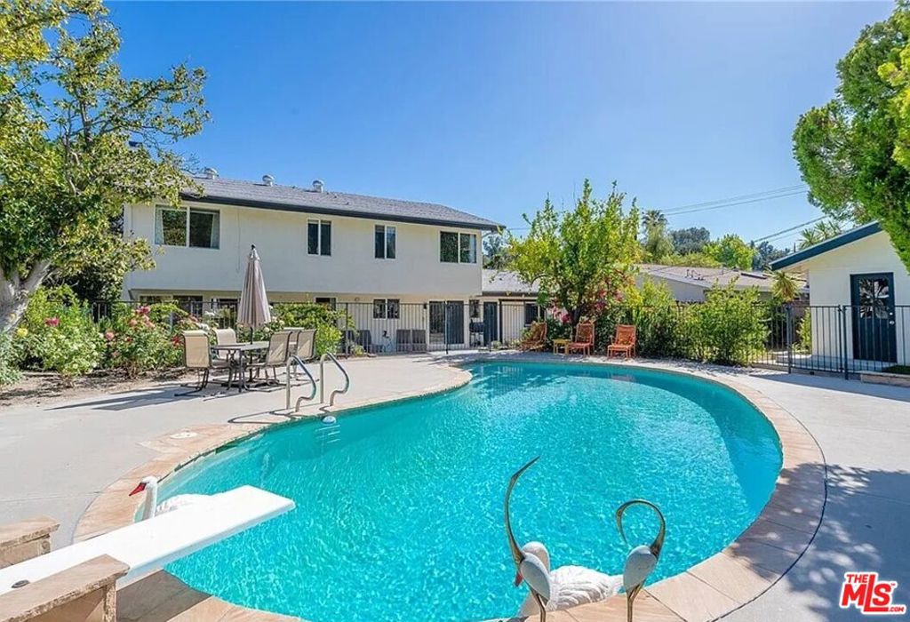 24211 Burbank Boulevard | Similar Property Thumbnail 8