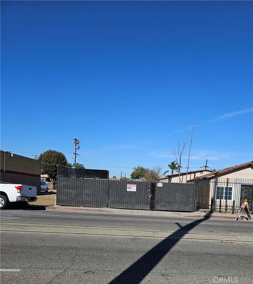 653 W Compton Boulevard | Similar Property Thumbnail 7