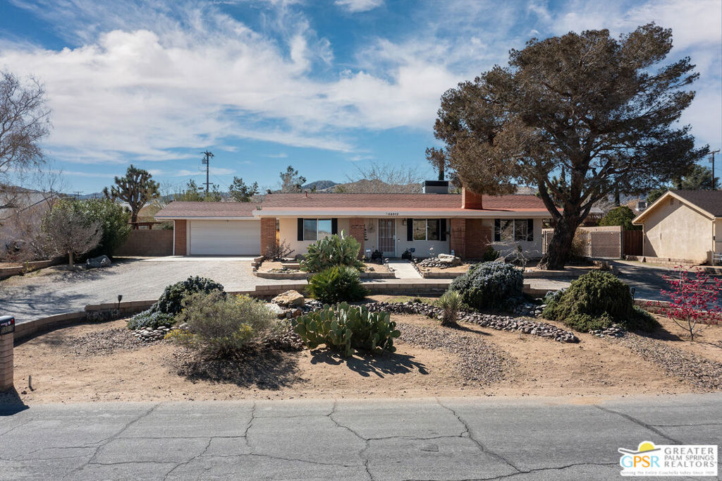 58015 Desert Gold Drive | Similar Property Thumbnail 7